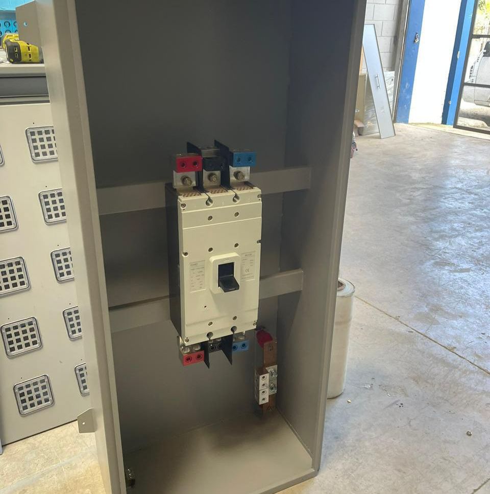 Enclouser – Gabinete Eléctrico